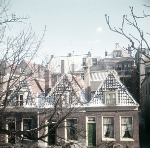 119268 Gezicht op de besneeuwde huizen Twijnstraat aan de Werf 8 - 10 te Utrecht, met geheel rechts de Nauwe ...